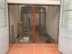 Cửa lưới chống muỗi hệ 30 mở 1 cánh khung mà Vân gỗ
